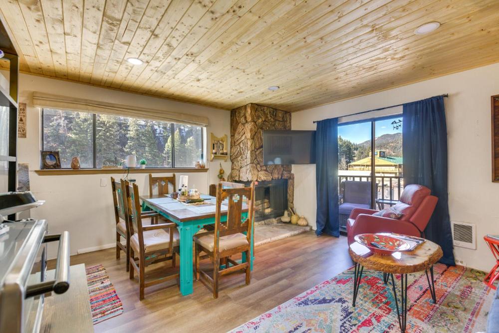 Ski-In Red River Retreat Balcony, Mountain Views!